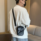 Muška torba s patentnim zatvaračem i dugom tekstilnom ručkom