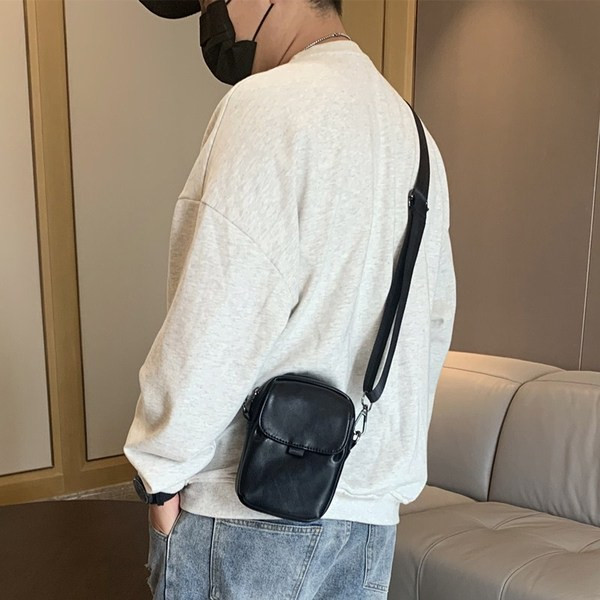 Muška torba s patentnim zatvaračem i dugom tekstilnom ručkom