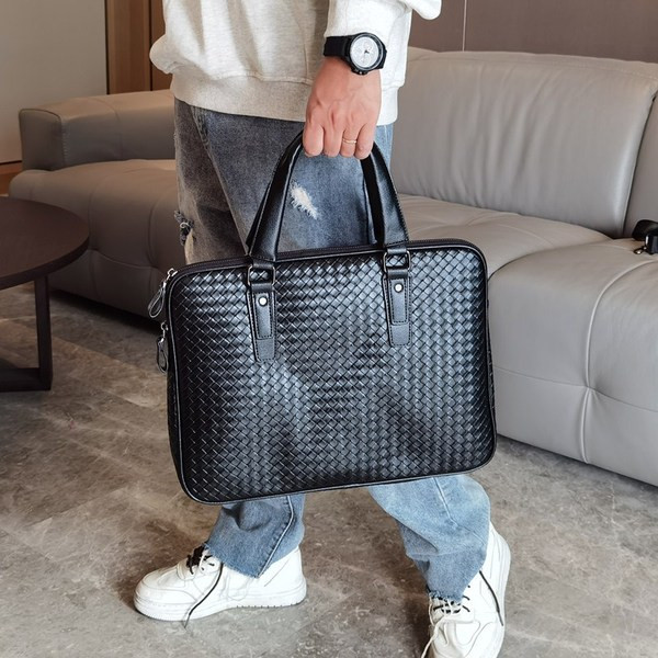 Uut mudelit kandiliste sangadega meestekott