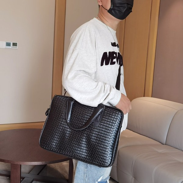 Uut mudelit kandiliste sangadega meestekott