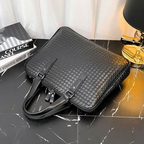 Uut mudelit kandiliste sangadega meestekott