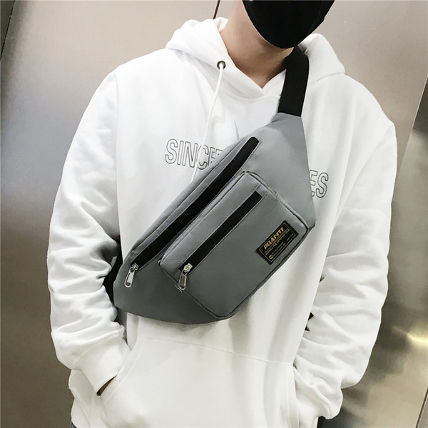 Modern férfi táska emblémával és cipzárral