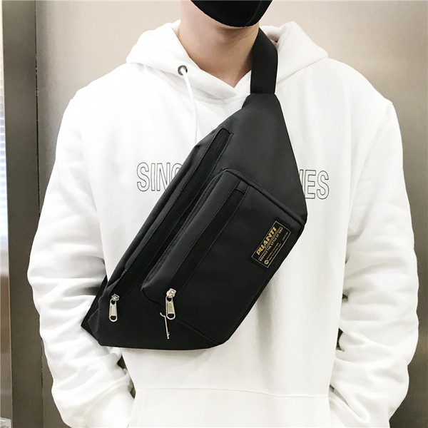 Modern férfi táska emblémával és cipzárral