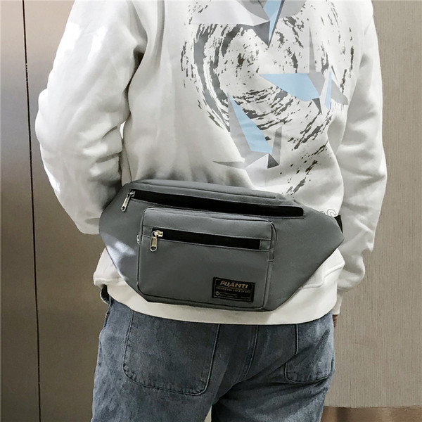 Modern férfi táska emblémával és cipzárral