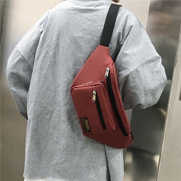 Modern férfi táska emblémával és cipzárral