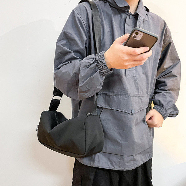 Férfi mindennapi táska hosszú füllel