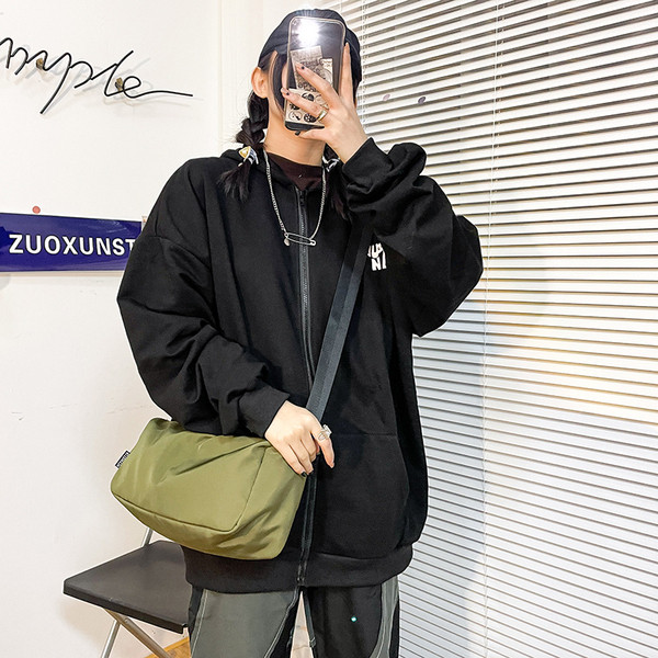 Férfi mindennapi táska hosszú füllel