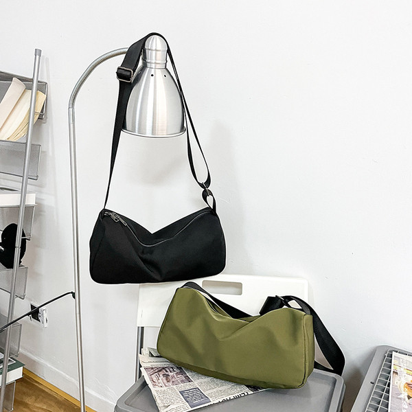 Férfi mindennapi táska hosszú füllel