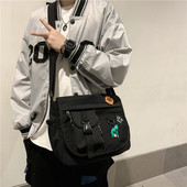 Embleemide ja pika sangaga igapäevane meestekott