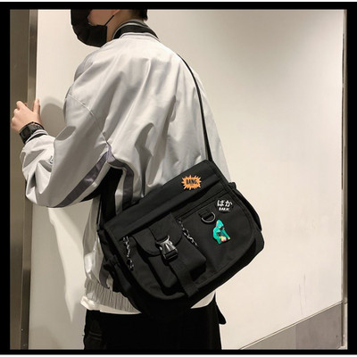 Embleemide ja pika sangaga igapäevane meestekott