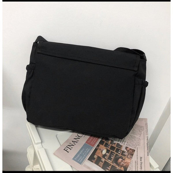 Embleemide ja pika sangaga igapäevane meestekott