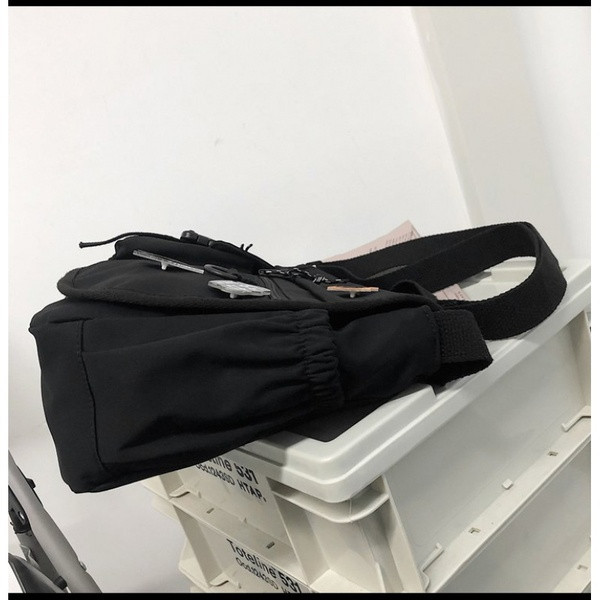 Embleemide ja pika sangaga igapäevane meestekott