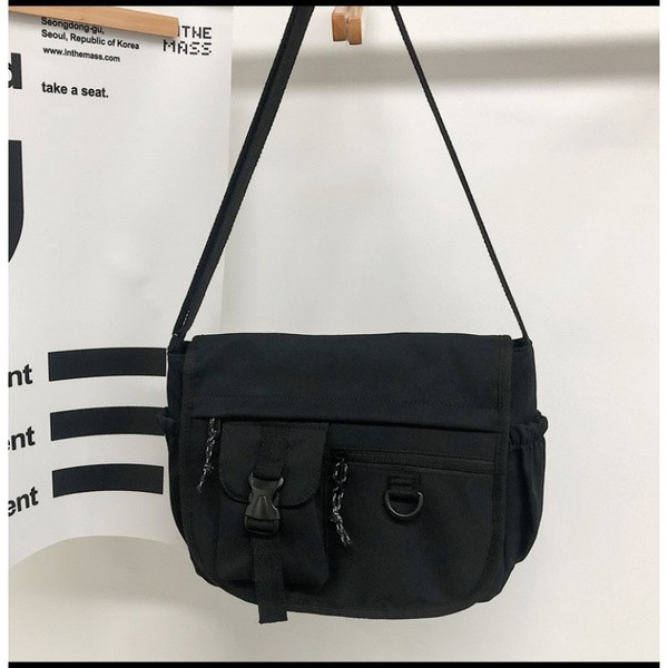 Embleemide ja pika sangaga igapäevane meestekott