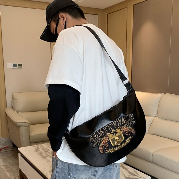 Modern férfi táska hosszú füllel, fekete színben