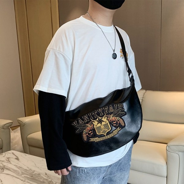 Modern férfi táska hosszú füllel, fekete színben