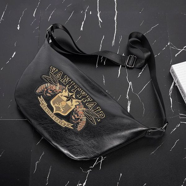 Modern férfi táska hosszú füllel, fekete színben