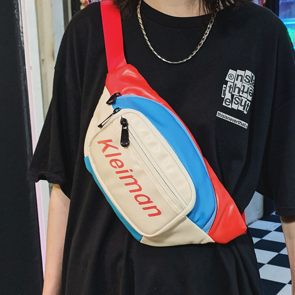 Színes férfi táska felirattal