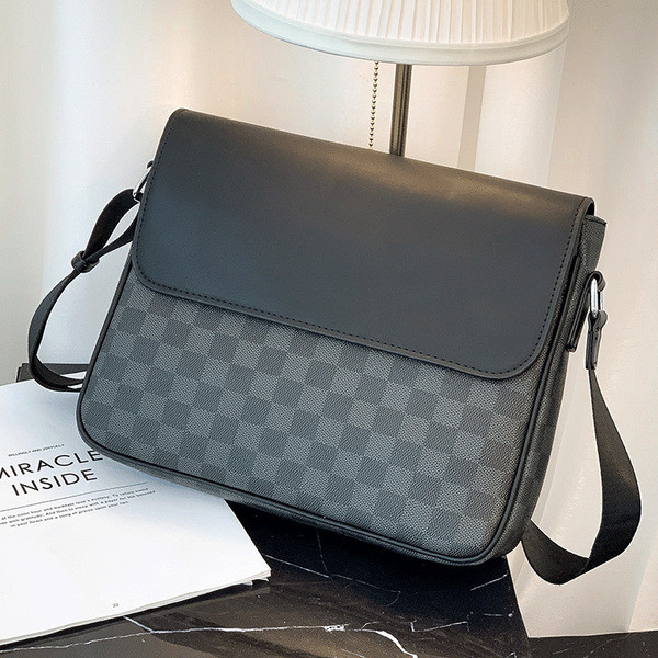 Férfi kockás táska váll fogantyúval, fekete színben