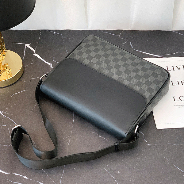 Férfi kockás táska váll fogantyúval, fekete színben