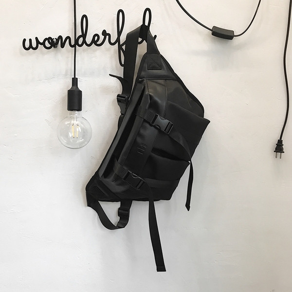 Ανδρική τσάντα μοντέρνα με αγκράφες