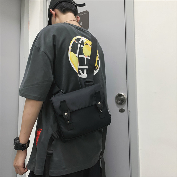 Férfi táska csatokkal és hosszú füllel