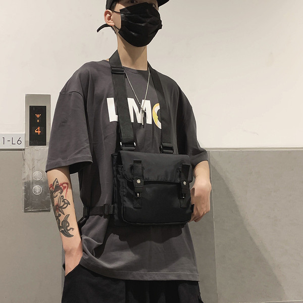 Férfi táska csatokkal és hosszú füllel