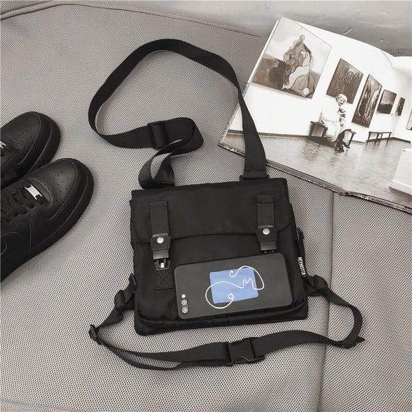 Férfi táska csatokkal és hosszú füllel