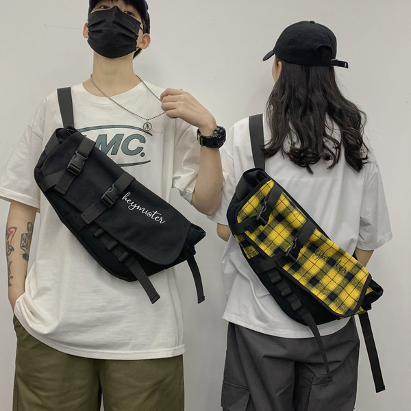 Ανδρική καθημερινή τσάντα με επιγραφή και αγκράφες