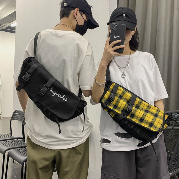 Ανδρική καθημερινή τσάντα με επιγραφή και αγκράφες