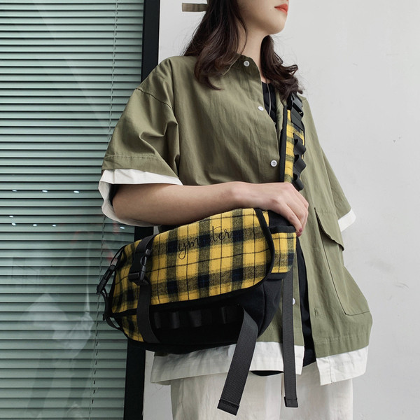 Ανδρική καθημερινή τσάντα με επιγραφή και αγκράφες