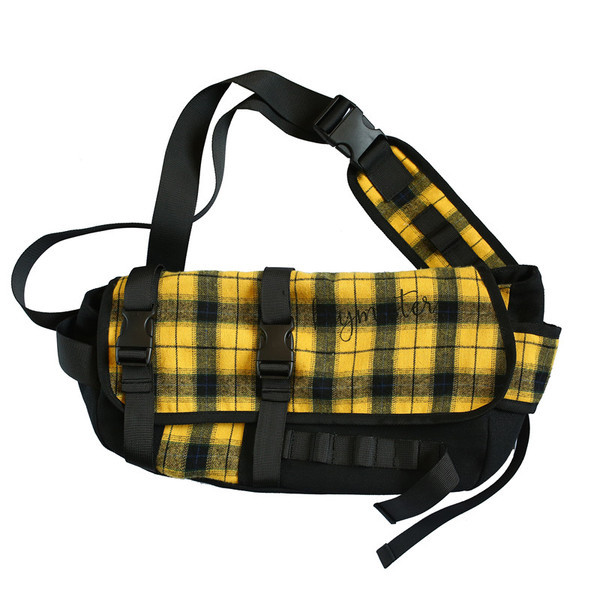 Ανδρική καθημερινή τσάντα με επιγραφή και αγκράφες