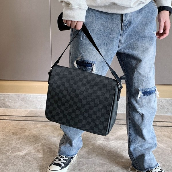 Négyzet alakú női bőrtáska