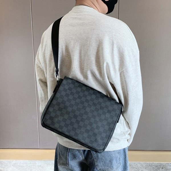 Négyzet alakú női bőrtáska