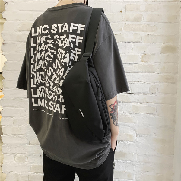 Ανδρική μαύρη τσάντα με επιγραφή