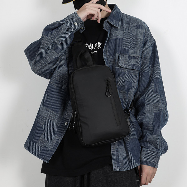 Alkalmi férfi táska cipzárral