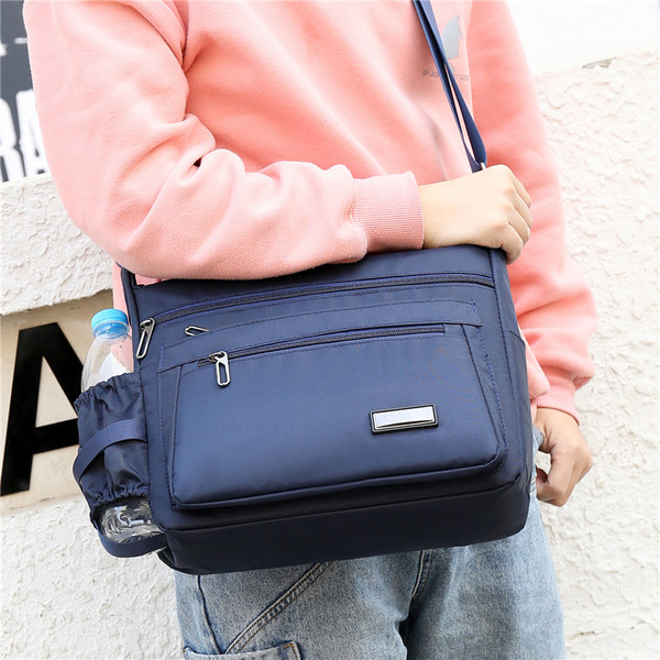 Meeste igapäevane kott luku ja embleemiga