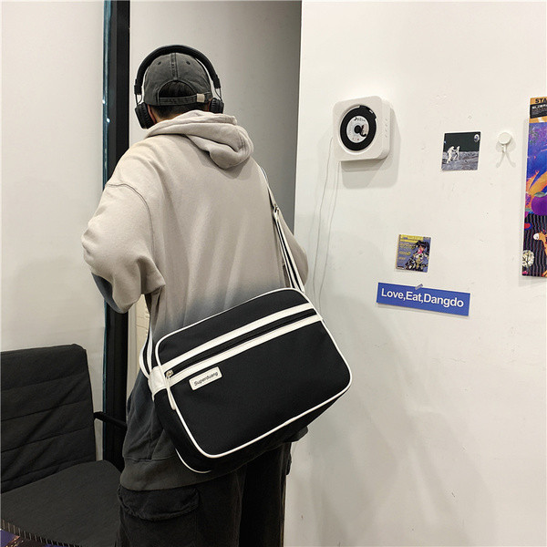 Alkalmi férfi válltáska cipzárral és emblémával