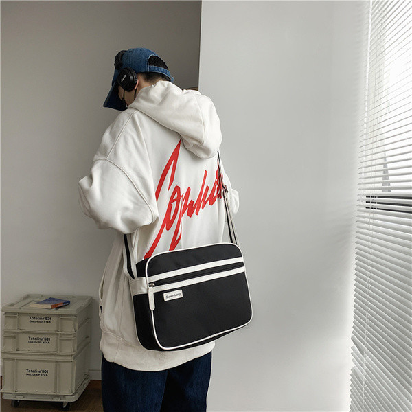 Alkalmi férfi válltáska cipzárral és emblémával