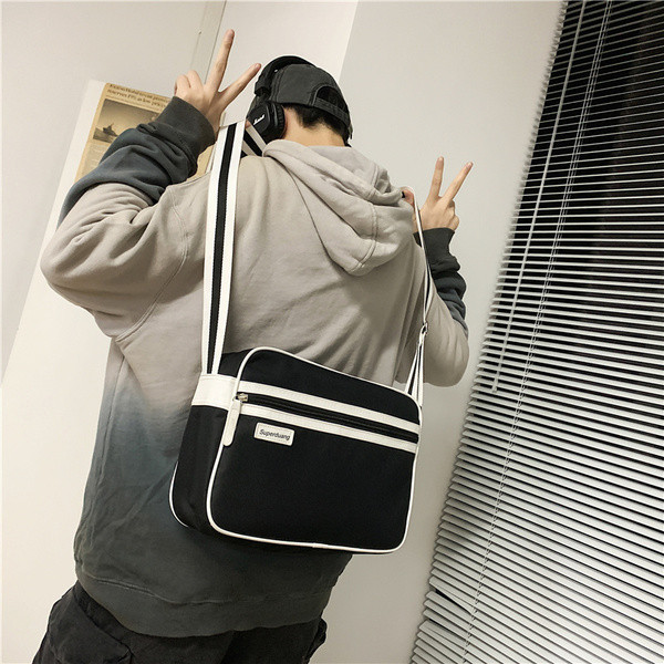 Alkalmi férfi válltáska cipzárral és emblémával