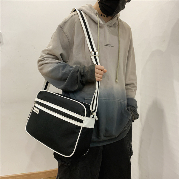 Alkalmi férfi válltáska cipzárral és emblémával