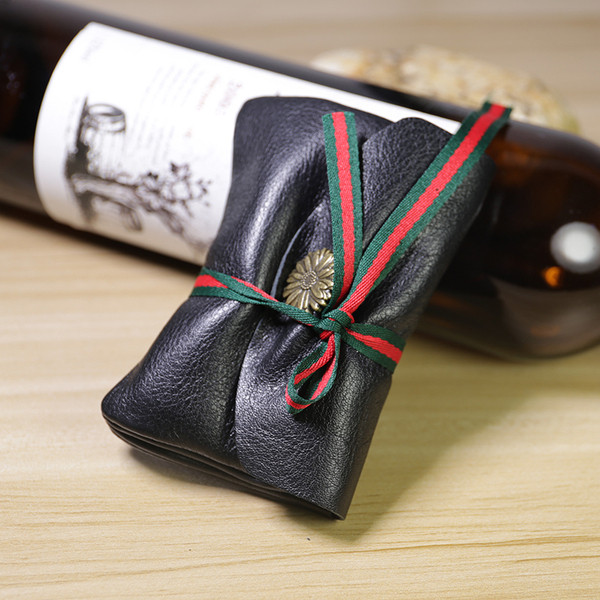 Kis bőr pénztárca fém díszítéssel