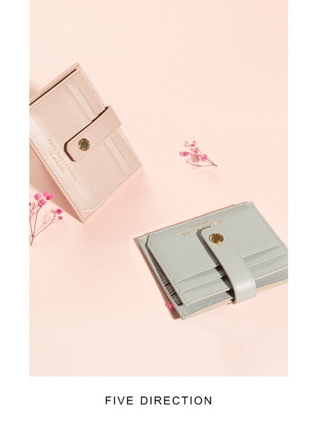 Γυναικείο πορτοφόλι σε τετράγωνο σχήμα και μεταλλική στερέωση σε διάφορα χρώματα