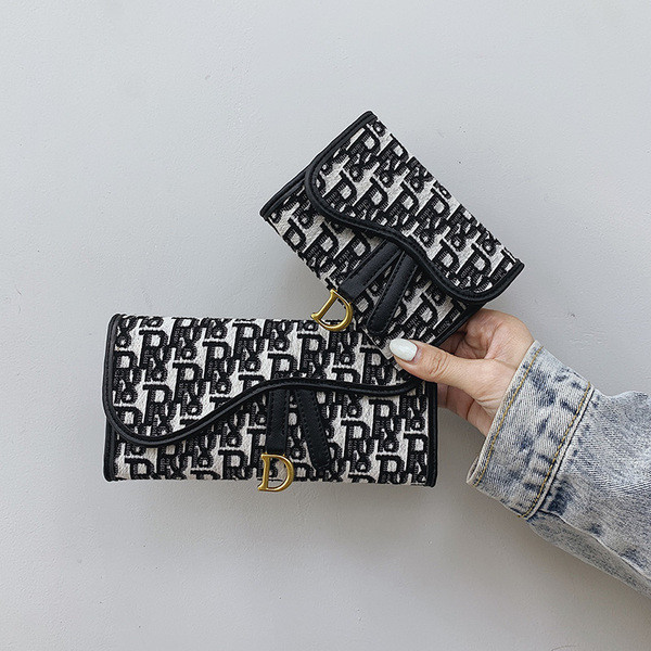 Moderan ženski novčanik sa metalnim elementom - dvije veličine