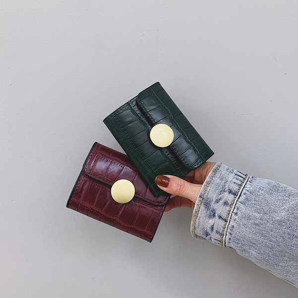 Naiste nahast rahakott metallist lukuga kolmes värvitoonis