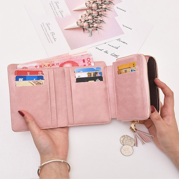 Малък дамски портфейл с метална закопчалка