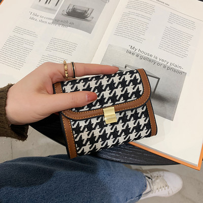 Μικρό γυναικείο πορτοφόλι με μεταλλικό κούμπωμα και τσέπη με πιστωτική κάρτα