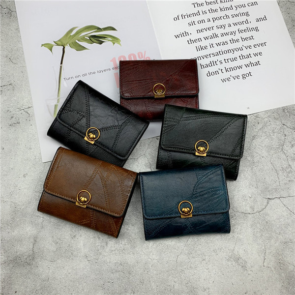 Γυναικείο έκο δερμάτινο πορτοφόλι σε τετράγωνο σχήμα με μεταλλικό κούμπωμα