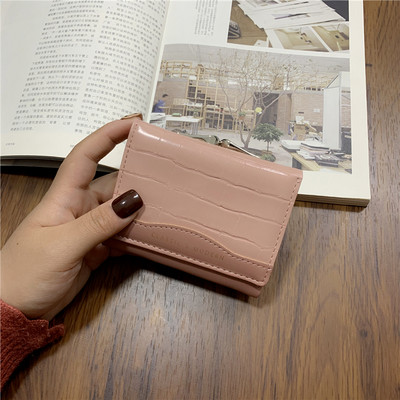 Naiste nahast rahakott metallist luku ja kirjaga