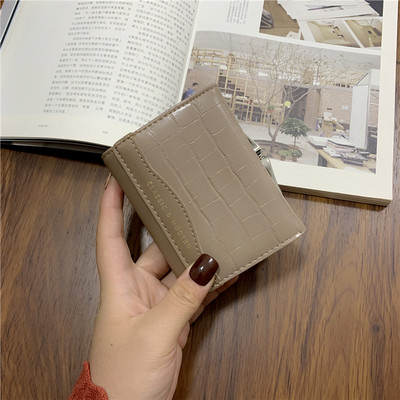 Naiste nahast rahakott metallist luku ja kirjaga