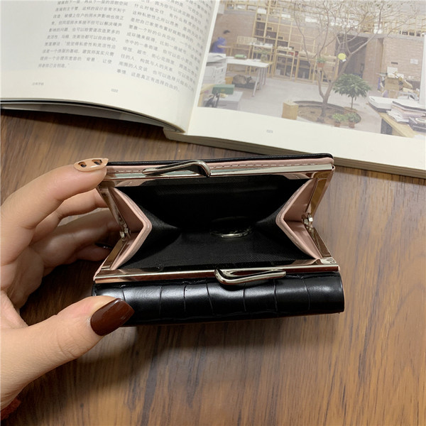 Naiste nahast rahakott metallist luku ja kirjaga